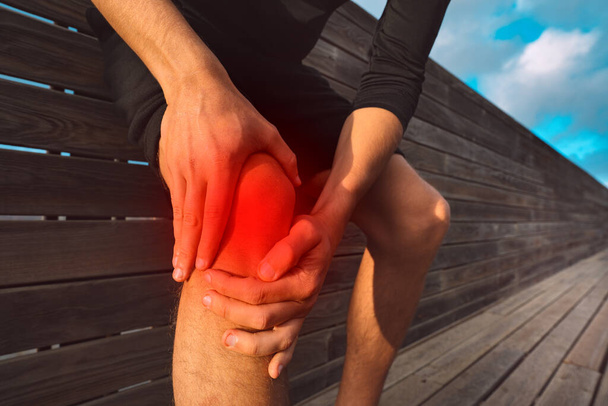 痛みを伴う膝を持つ男。膝の怪我や痛みを実行します。ワークアウトによる負傷 - 写真・画像