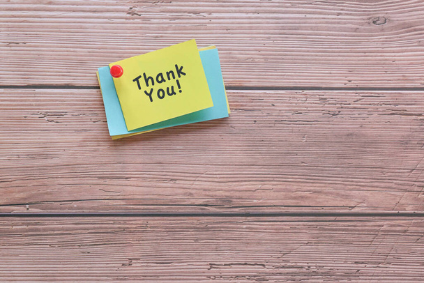 Thank you note pin on wood wall. Copy space. - Foto, Bild