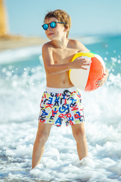 módní, chlapče hrát ve vlnách na letní beach. - Fotografie, Obrázek