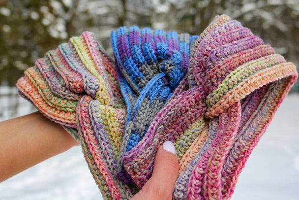 bandeaux chauds tricotés femmes de couleurs rasta gros plan - Photo, image