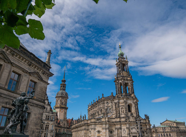 Zicht op de katholieke hofkerk en het beroemde Semper Opera House in Dresden - Foto, afbeelding