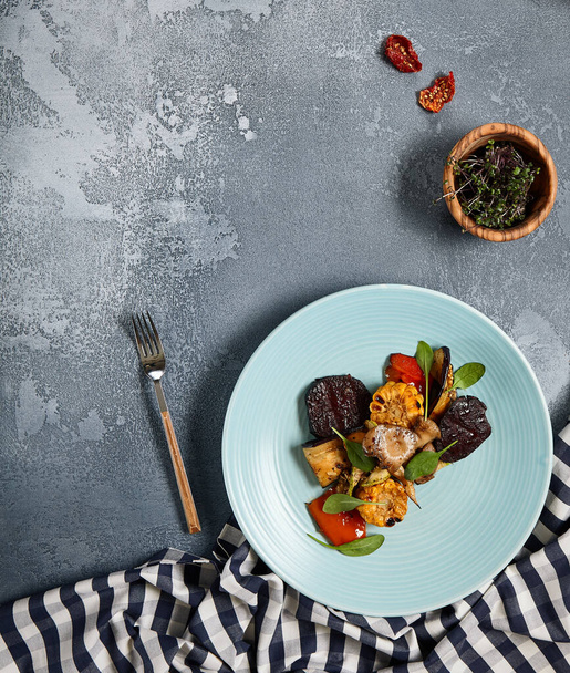 Grilled vegetables on blue plate. Textured table - Foto, Imagen
