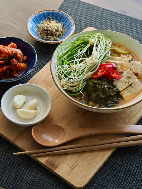 Koreai hagyományos étel vad snidling Szójabab paszta leves - Fotó, kép