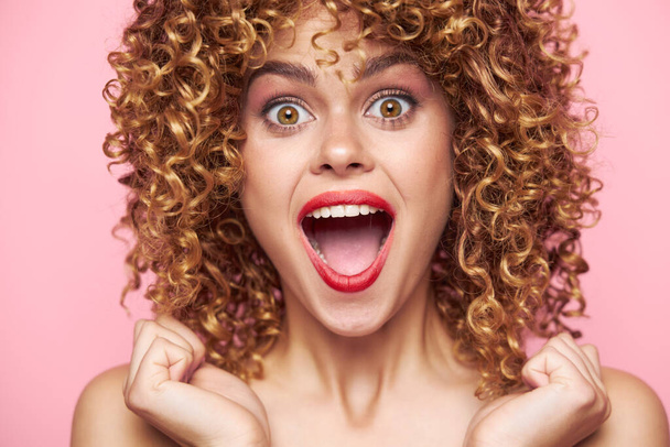 woman curly hair Surprised look wide open mouth close-up  - Foto, Imagem