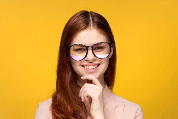 sonriente mujer con gafas glamour cara mangas amarillo fondo lujo - Foto, imagen