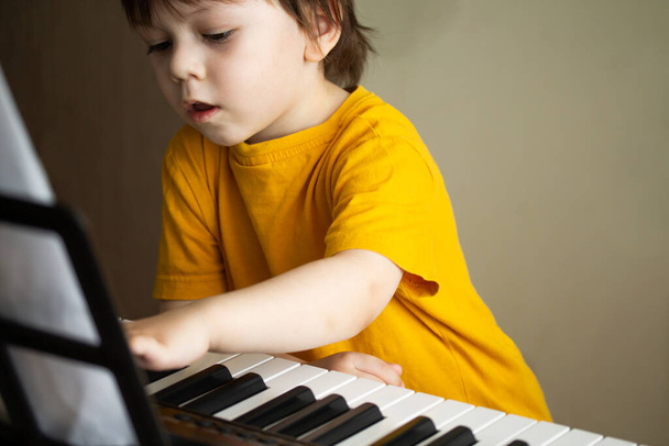 Мальчик играет на синтезаторе - Фото, изображение