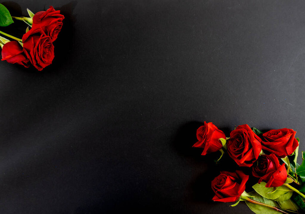 Red roses on a black background, postcard, banner, Flat Lai on the funeral - Valokuva, kuva