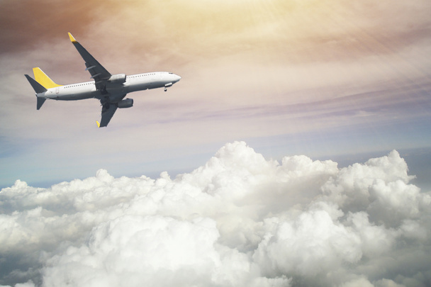 Αεροπλάνο στον ουρανό. Αντιγράψτε χώρο των επιχειρήσεων καλοκαιρινές διακοπές και ταξιδιωτική περιπέτεια έννοια. Αεροπλάνο ουρανό και ηλιοφάνεια - Φωτογραφία, εικόνα