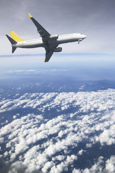 Flugzeug am Himmel. Kopierfläche von Business-Sommerurlaub und Reise-Abenteuer-Konzept. Flugzeughimmel und Sonnenschein - Foto, Bild