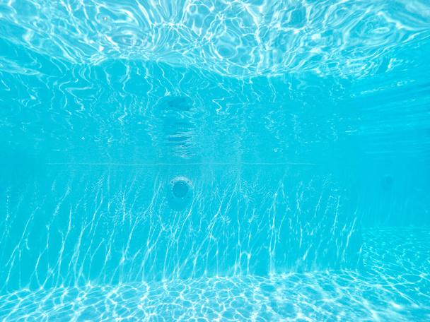 Oberfläche des blauen Schwimmbeckens, Hintergrund des Wassers im Schwimmbecken. - Foto, Bild