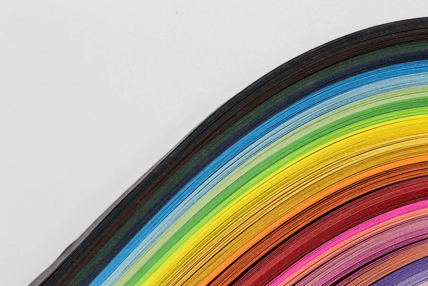 Kolorowy papier quilling zakrzywione paski tworzące jasne tło. Kolory tęczy, zbliżenie. Kolorowe abstrakcyjne linie tła. - Zdjęcie, obraz