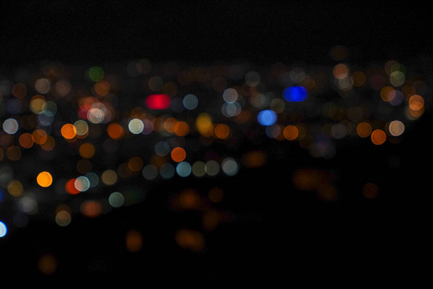 Νυχτερινά φώτα της πόλης του δρόμου φόντο και τα φώτα του δρόμου θολώνουν bokeh - Φωτογραφία, εικόνα