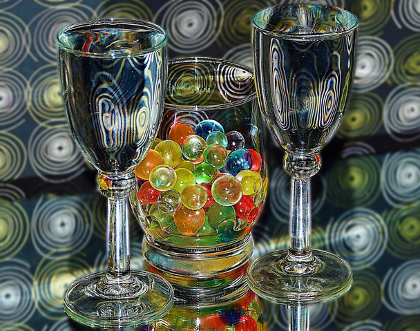 borosüveg dekoratív színes üveggolyókkal az asztalon, közelről  - Fotó, kép