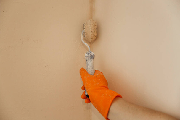 painting wall with paint  roller tool  - Foto, Imagen