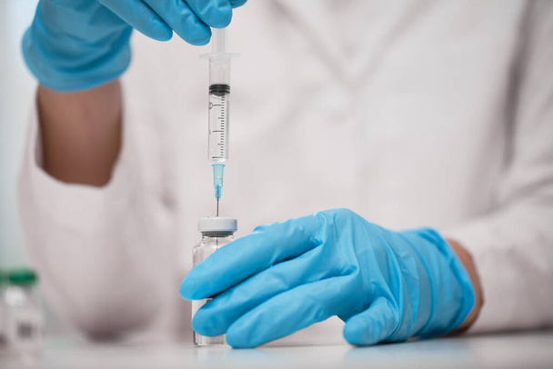Doctor dials the vaccine into a syringe - Valokuva, kuva