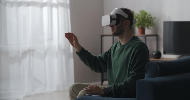 ενήλικος άνθρωπος με το κεφάλι-τοποθετημένη οθόνη βλέπει εικονική οθόνη και σαρώνει με το χέρι, vr τεχνολογία - Πλάνα, βίντεο