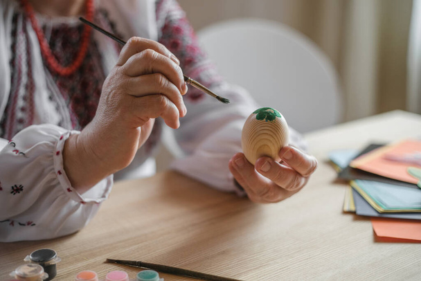 Nadšený důchodce namaloval velikonoční vajíčko. DIY řemeslné velikonoční vejce - Fotografie, Obrázek