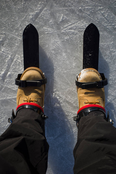 Stockholm, Zweden Lange afstand schaatsen vastgemaakt aan schoenen. - Foto, afbeelding