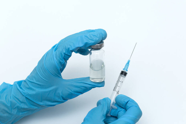 Tıbbi eldivenlerde kadın eli, aşı - Fotoğraf, Görsel