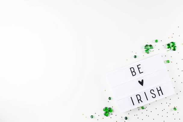 Lightbox Saint Patricks päivä tervehdys ja shamrocks vihreä lasi sydämet - Valokuva, kuva