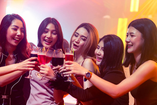 Junge Leute feiern Party, trinken und tanzen - Foto, Bild
