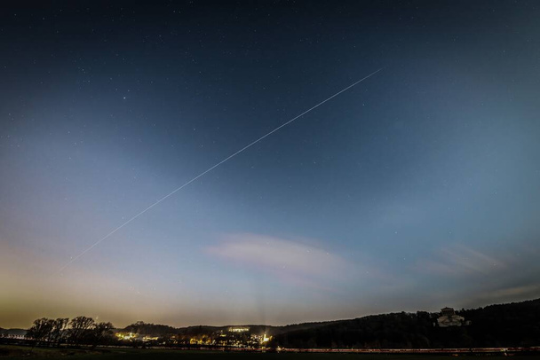 Exposition de longue durée de la Station spatiale internationale ISS au coucher du soleil en Bavière avec Walhalla près de Ratisbonne en arrière-plan, Allemagne - Photo, image
