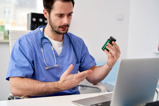 El médico recomienda medicamentos durante la consulta en línea                                - Foto, Imagen