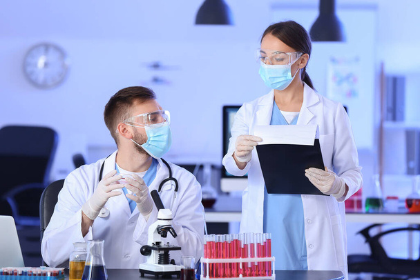 Scientists studying sample in laboratory - Zdjęcie, obraz