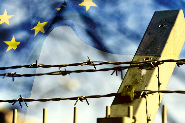 Az Európai Unió lobogója és szögesdrót  - Fotó, kép