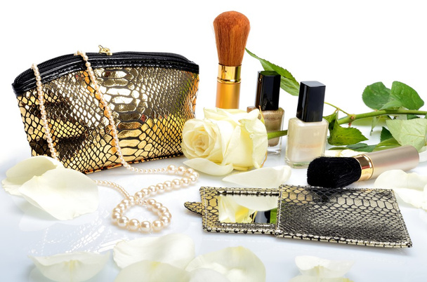 cosmetische zak, sieraden van de vrouw, decoratieve cosmetica-spiegel en witte roos - Foto, afbeelding