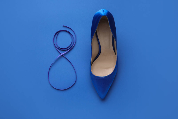 8. ábra: ibolyaszín szalag és női cipő színes háttérrel. Nemzetközi nőnapi ünneplés - Fotó, kép