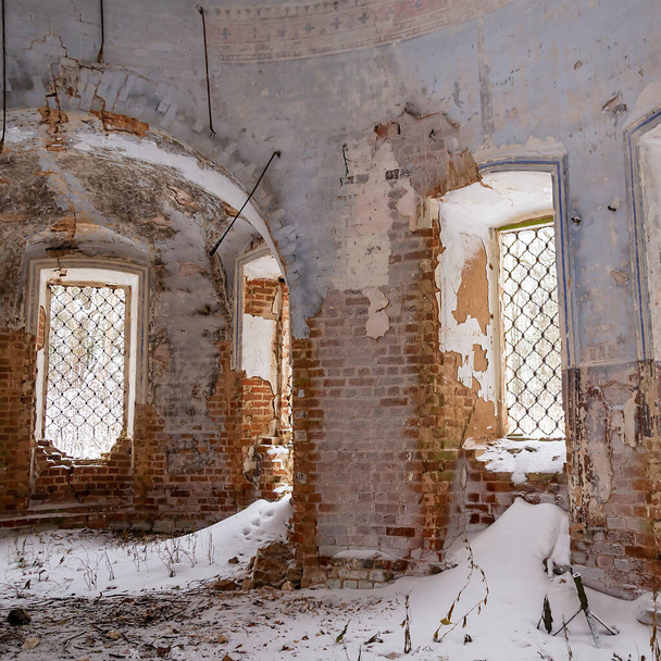 hylätyn kirkon sisätilat, Chudetsin hautausmaan oletuskirkko, Galichsky Uyezd, Kostroman maakunta - Valokuva, kuva