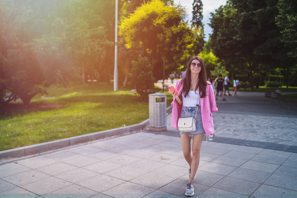 Улыбающаяся девушка-путешественница в Пловдивской европейской столице культуры - Фото, изображение