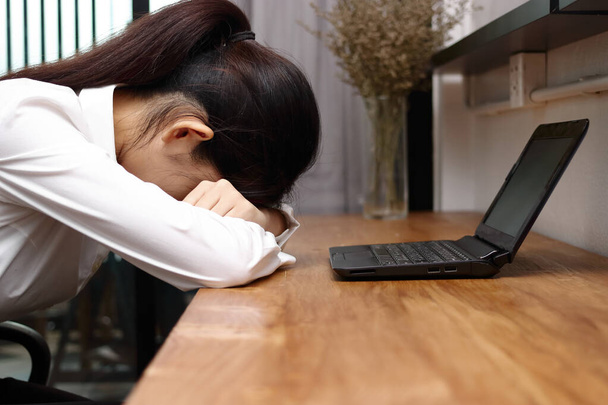 Cansado de exceso de trabajo joven mujer de negocios asiática que sufre de depresión severa en el lugar de trabajo de oficina. - Foto, Imagen