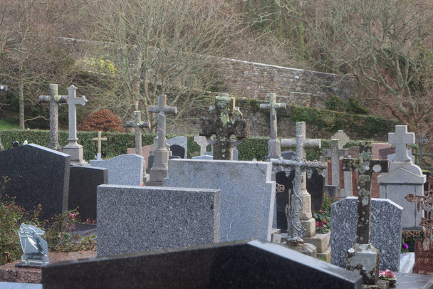 Tumbas en el cementerio de la iglesia de Saint Ildut en Lanildut - Foto, Imagen