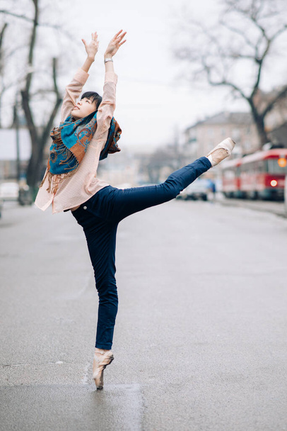 Japonês bailarina realiza balé árabe pose entre a rua da cidade. - Foto, Imagem