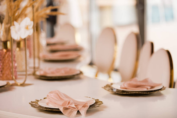 Обстановка столу на розкішному весіллі і
 - Фото, зображення