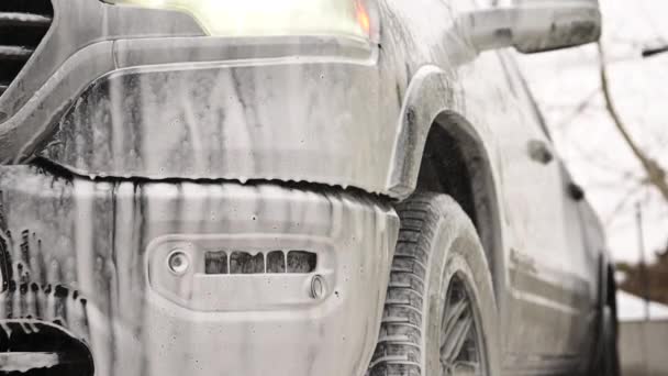 Espuma activa de lavado de autos en el cuerpo de la camioneta. Eliminar la suciedad usando la lavadora de presión. - Metraje, vídeo