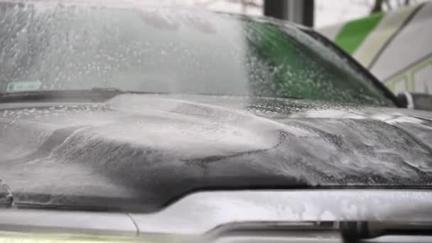 Ciśnieniowy samochód myjący z bliska. Wydajne czyszczenie samochodów - Materiał filmowy, wideo