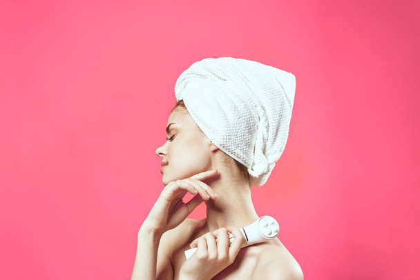 красивая женщина с закрытыми глазами голые плечи Наслаждение массажер розовый фон - Фото, изображение