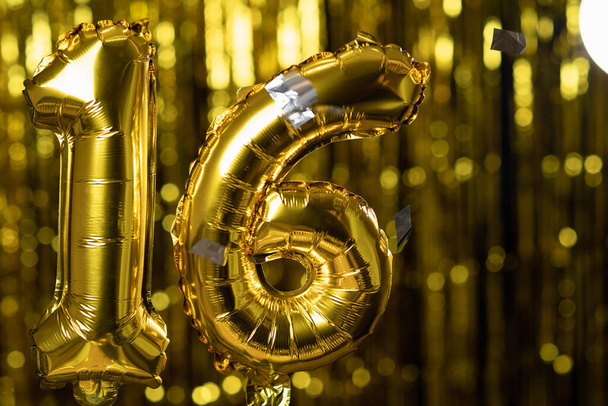 黄色の背景に、膨脹可能な気球から作られた黄金の数16 。数の完全なセットの1つ。誕生日、記念日の概念, - 写真・画像