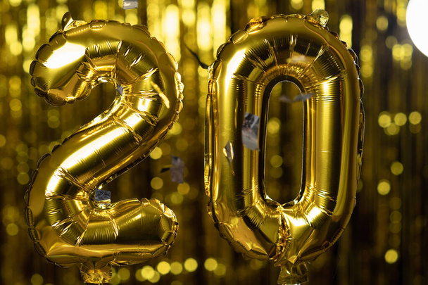 Numero d'oro 20 venti da un palloncino gonfiabile, su sfondo giallo. Una delle serie complete di numeri. Il concetto di compleanno, anniversario, - Foto, immagini