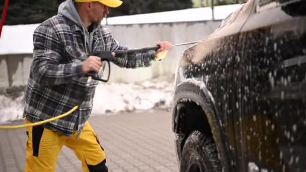 Pickup Truck Ciśnienie mycia wewnątrz myjni samochodowej - Materiał filmowy, wideo