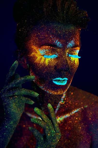 закрыть ультрафиолетовый портрет светящийся в темноте женской модели - Фото, изображение