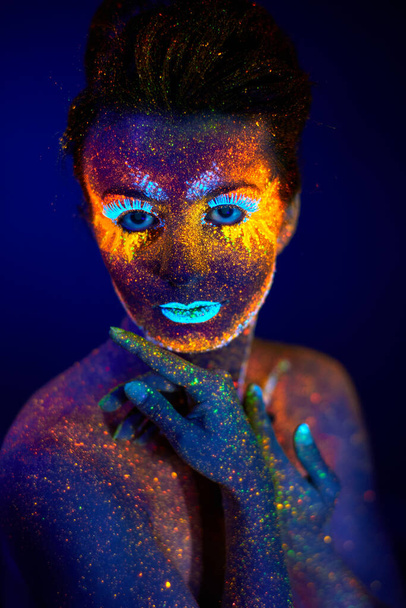 закрыть ультрафиолетовый портрет светящийся в темноте женской модели - Фото, изображение