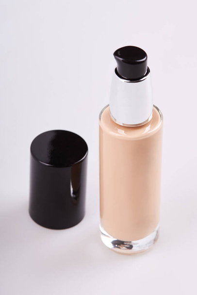 Flacon en verre de crème tonale bb pour le maquillage. Base de fondation fluide pour peau nue - Photo, image