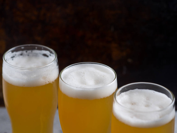 tři sklenice pšeničného piva na stole - Fotografie, Obrázek