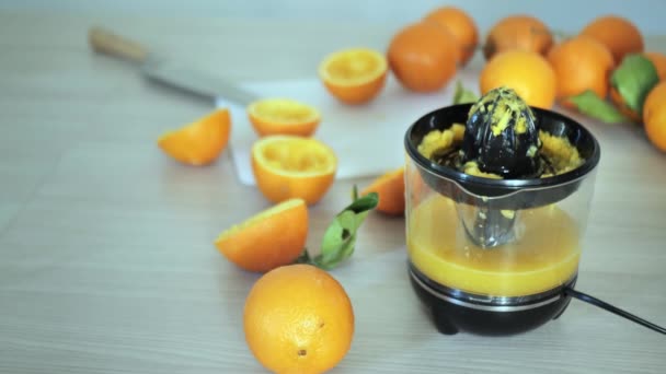 persen van vers sinaasappelsap op een sapcentrifuge - Video