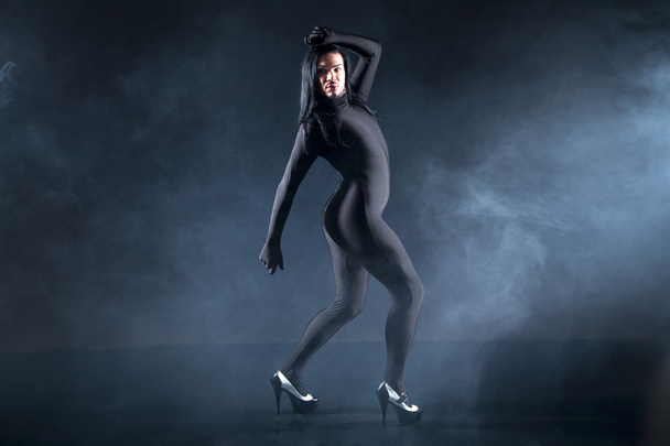 Dancer on a dark background - Fotoğraf, Görsel