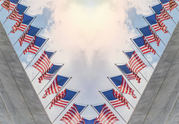 Amerikai zászlók a városháza felhőkarcolójának impozáns homlokzatán Los Angelesben - Fotó, kép